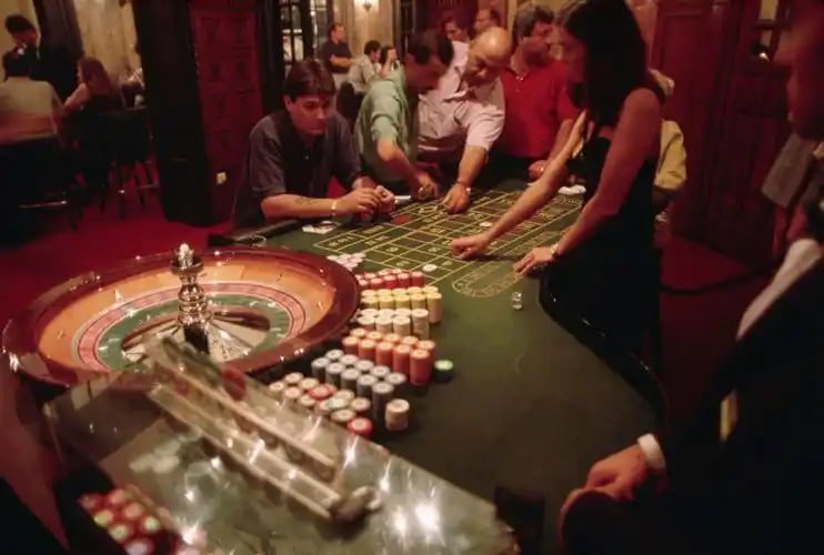 Ruang live casino virtual interaktif yang menawarkan hiburan kasino di perangkat mobile